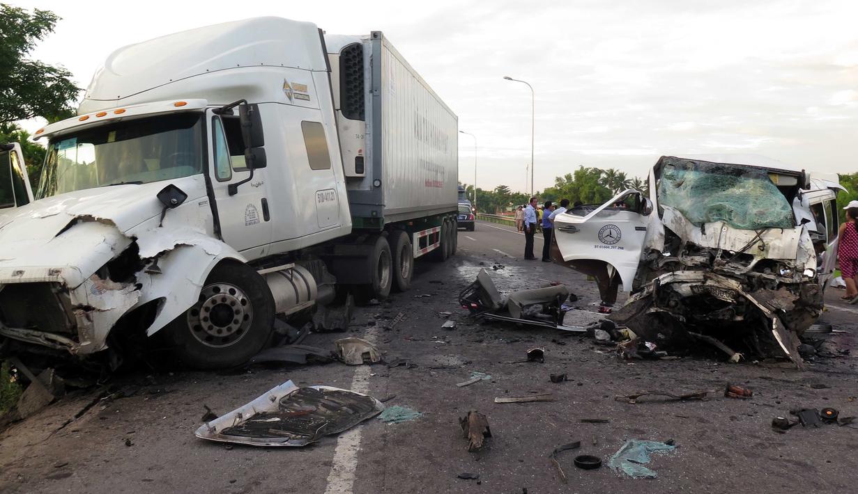 Sebuah van yang membawa rombongan pengantin menuju ke pesta pernikahan bertabrakan dengan truk kontainer di Quang Nam, Vietnam, Senin (30/7). Sedikitnya 14 orang dalam satu keluarga termasuk pengantin pria tewas seketika. (VIETNAM NEWS AGENCY/AFP)