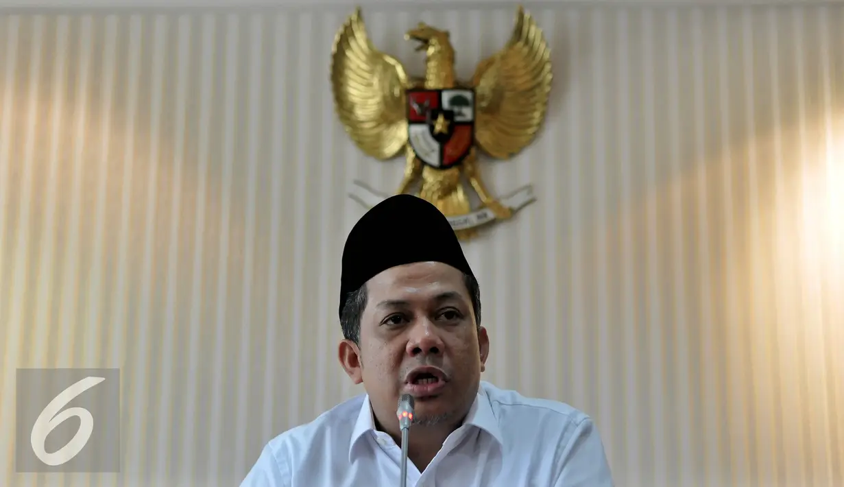 Fahri Hamzah memberikan keterangan pers terkait pemecatan dirinya dari keanggotaan PKS, Jakarta, Senin (4/3). Fahri mengklarifikasi mengenai keputusan Partai yang sepihak memberhentikan dirinya. (Liputan6.com/Johan Tallo)