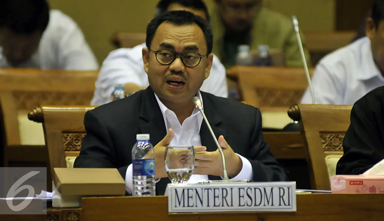 Menteri ESDM Sudirman Said memberikan penjelasan saat raker dengan Komisi VII, Jakarta (2/3). Rapat membahas tarif listrik, penerapan subsidi listrik untuk rumah tangga miskin dan evaluasi peralatan pembangkit listrik existing. (Liputan6.com/Johan Tallo)
