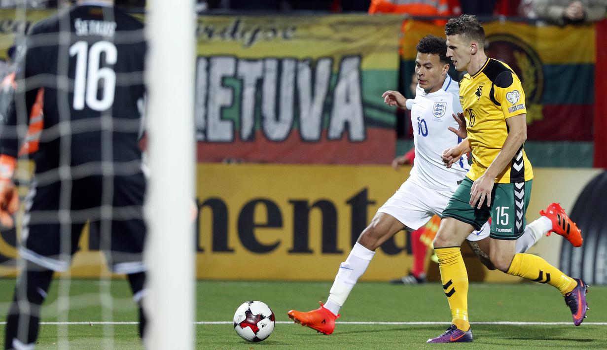 Gelandang Inggris, Dele Alli, berebut bola dengan bek Lithuania, Edvinas Girdvainis, pada laga kualifikasi Piala Dunia di Stadion Vilnius, Minggu (8/10/2017). Inggris menang 1-0 atas Lithuania. (AP/Mindaugas Kulbis)