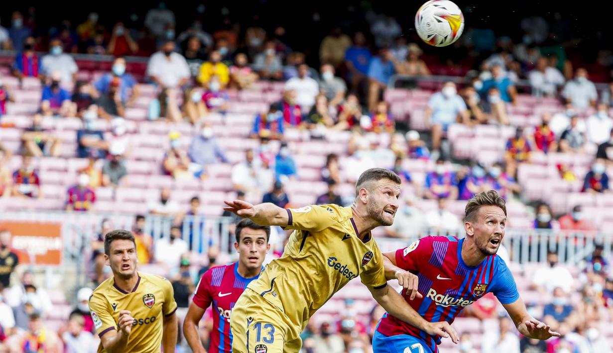 Delapan menit berselang, giliran Luuk de Jong yang sukses mencetak gol yang  memaksimalkan umpan Sergino Dest. (AFP/Lluis Gene)