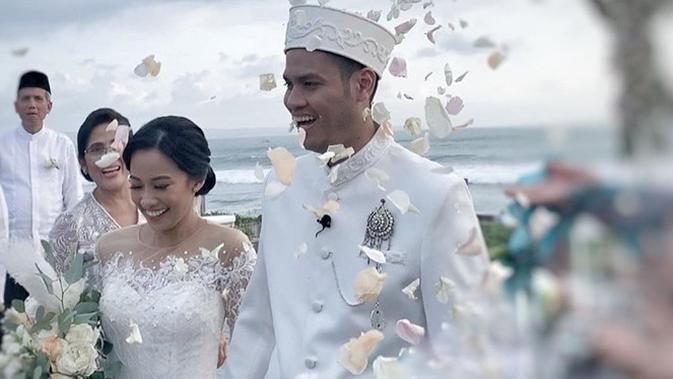 Deretan pasangan selebriti Tanah Air yang menikah usai pacaran lebih dari 7 tahun.  (Sumber: Instagram/efitfitriani)