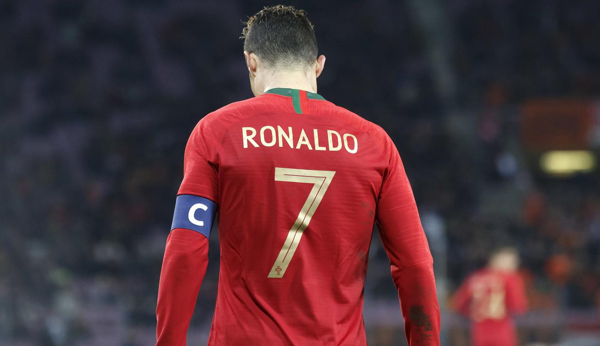 Bintang Portugal, Cristiano Ronaldo, tertunduk lesuh usai dikalahkan Belanda pada laga persahabatan di Stade de Geneve, Swiss, Senin (26/3/2018). Portugal kalah 0-3 dari Belanda. (AP/Salvatore Di Nolfi)