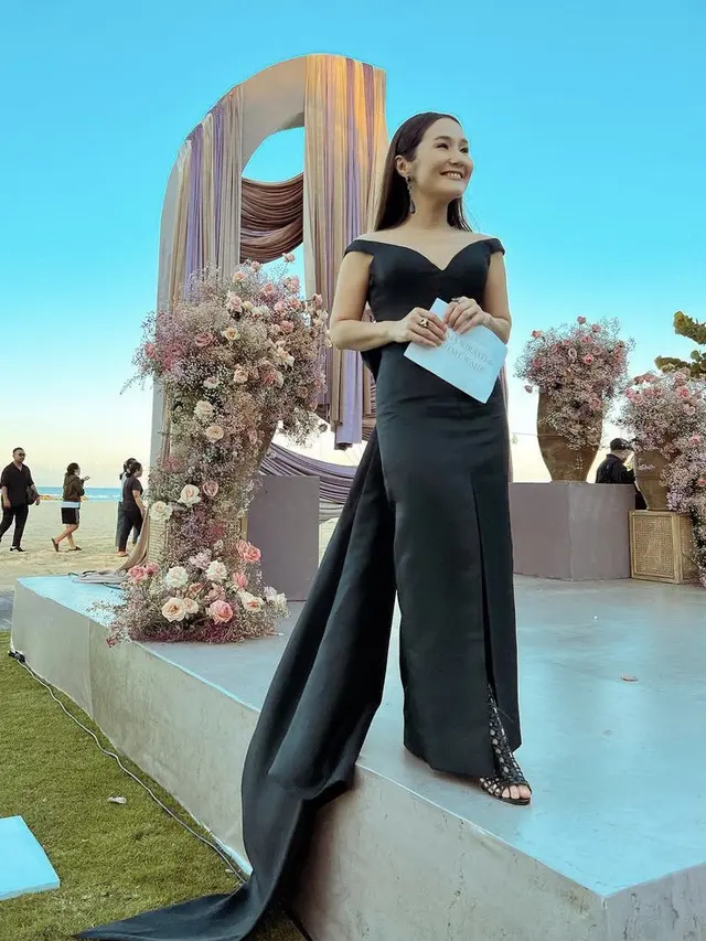 Gaya Para Tamu di Pernikahan Adinia Wirasti