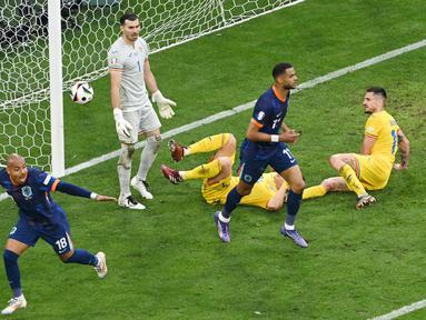 Cody Gakpo dan Donyell Malen tampil cemerlang saat membawa Timnas Belanda menggilas Rumania pada babak 16 besar Euro 2024 di Fussball Arena, Munchen, Selasa (2/7/2024). (AFP/Thomas Kienzle)