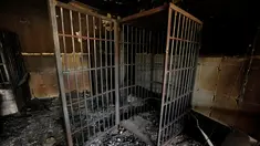 Sel penjara buatan militan ISIS di Falluja, Irak (27/6). Setelah berhasil merebut kembali Falluja, militer Irak menemukan sebuah bangunan yang berisi jeruji besi mirip kandang hewan, diduga merupakan sel buatan ISIS.(REUTERS/ Thaier Al-Sudani)