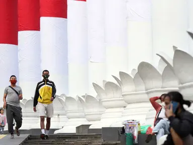 Warga beraktivitas di area Lawang Salapan atau Tepas Salapan Mlawang Dasakreta, Kota Bogor, Jawa Barat, Sabtu (29/8/2020). Wali Kota Bogor Bima Arya Sugiarto mengatakan akan menerapkan jam malam, menyusul ditetapkannya kota hujan ini sebagai zona merah COVID-19. (Liputan6.com/Helmi Fithriansyah)