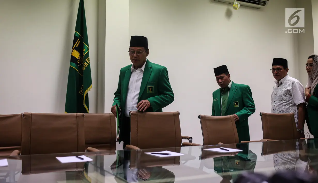Ketum PPP Djan Faridz bersiap memberi keterangan pers, Jakarta, Kamis (20/7). Djan meminta seluruh kader dan simpatisan PPP di seluruh Indonesia untuk bersabar menunggu keputusan hukum. (Liputan6.com/Faizal Fanani)