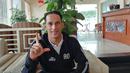 Striker Persija Jakarta, Addison Alves, berpose dengan salam jempol telunjuk saat berada di Hotel Saigon Kimlien, Vietnam, Selasa (6/3/2018). Persija melakoni laga Piala AFC melawan Song Lam Nghe An. (Bola.com/Reza Khomaini)