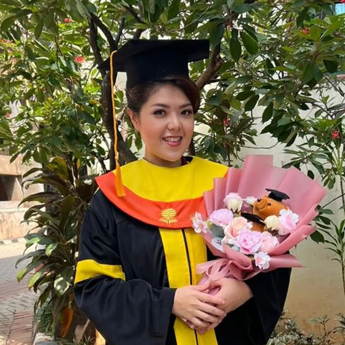 Tina Toon Resmi Jadi Sarjana Hukum dari Universitas Terbuka, Langsung Jadi  Wisudawan Kehormatan - ShowBiz Liputan6.com