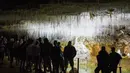 Pengunjung melihat es di dalam gua alam Choranche, di wilayah Vercors dekat Grenoble, Prancis (3/8). Sejak dimulainya gelombang panas, telah terjadi peningkatan setidaknya 10 persen jumlah pengunjung gua. (AFP Photo/Jean-Pierre Clatot)