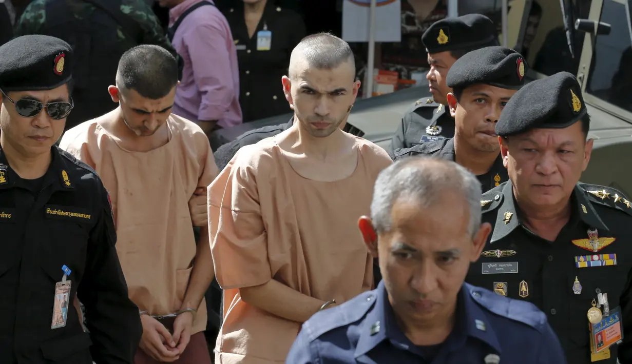 Dua tersangka pemboman Yusufu Mieraili dan Bilal Mohammed tiba di Pengadilan militer, Thailand (24/11). Serangan bom di Bangkok yang menewaskan 20 orang termasuk 14 orang asing, masuk dalam sejarah Thailand. (REUTERS/Chaiwat Subprasom)