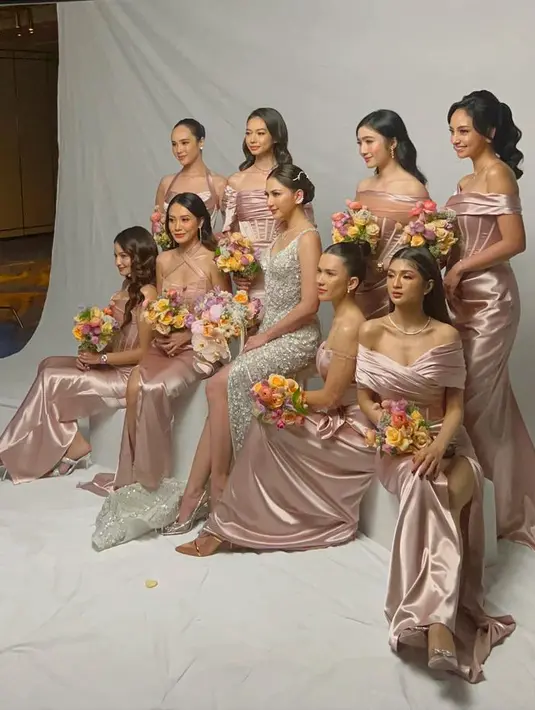 Potongan bustier dengan model kekinian menambah ketrendian di resepsi pernikahan. [Foto: Instagram @febbyrastanty]