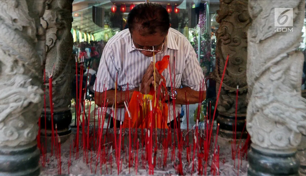 Umat Buddha berdoa saat merayakan Hari Raya Waisak 2562 BE/2018 di Wihara Ekayana Arama, Jakarta Barat, Selasa (29/5). Waisak tahun ini bertemakan 'Harmoni dalam Kebinekaan untuk Bangsa'. (Liputan6.com/JohanTallo)