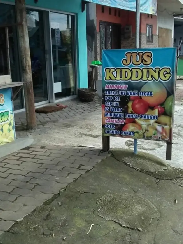 10 Tulisan Spanduk Warung Ini Berhasil Bikin Ngakak