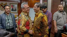 Mantan Ketua MK Mahfud MD bersalaman dengan Ketua KPU Arief Budiman usai melakukan pertemuan di Gedung KPU, Jakarta, Rabu (24/4). Kedatangan Mahfud MD untuk memberikan dukungan moral kepada pimpinan KPU terkait penyelenggaraan pemilu serentak. (Liputan6.com/Faizal Fanani)