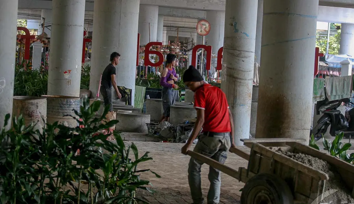 Para pekerja sedang menyelesaikan pembangunan Taman Aktif of Klender, Jakarta, Senin (22/9/2014) (Liputan6.com/Faizal Fanani)