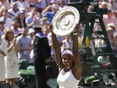 Serena Williams meraih kemenangan keenamnya di final turnamen Grand Slam Wimbledon 2015 setelah mengalahkan Garbine Muguruza, 6-4, 6-4, Sabtu (11/7/2015) malam WIB. (AP Photo/Pavel Golovkin)