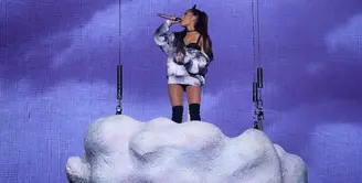 Ariana Grande baru saja menggelar konsernya di Kosta Rika pada Minggu (9/7/2017), namun ada hal yang kembali menyedihkan. Konsernya tersebut kembali mendapat ancaman bom, namun untungnya tak sungguhan terjadi. (AFP/Bintang.com)