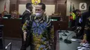 Terdakwa kasus dugaan korupsi penyediaan infrastruktur base transceiver station (BTS) 4G dan infrastruktur pendukung paket 1, 2, 3, 4 dan 5 dari BAKTI Kementerian Komunikasi dan Informatika (Kemenkominfo) tahun 2020 sampai 2022 Yohan Suryanto meninggalkan ruang sidang usai menjalani sidang dengan agenda pembacaan putusan sela oleh Majelis Hakim di Pengadilan Tipikor, Jakarta, Selasa (18/7/2023). (Liputan6.com/Johan Tallo)