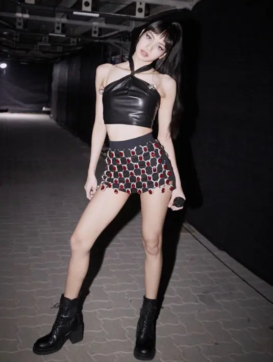 <p>Atasan tersebut dikombinasikan mini skirt hitam yang dipadukan dengan jaring-jaring berbatu pertama imitasi merah. Fyi, jaring-jaring tersebut terbuat dari atasan halterneck dari David Koma koleksi AW 22. (@lalalalisa_m)</p>