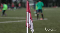 Hujan deras memberi semangat kepada 41 pemain Timnas Indonesia U-19 yang sedang mengikuti seleksi tahap pertama di Lapangan National Youth Training Center, Depok, Rabu (1/3/2017). (Bola.com/Nicklas Hanoatubun) 