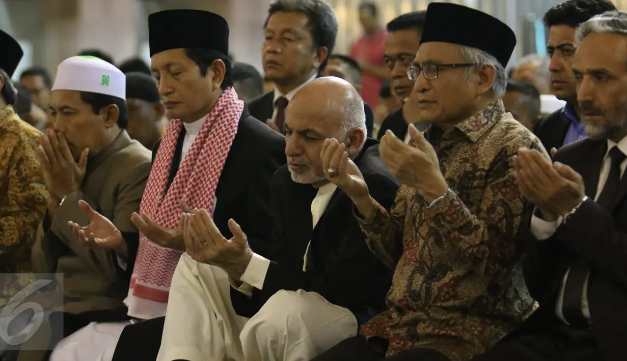 Presiden Afganistan Mohammad Ashraf Ghani (ketiga kanan) berdoa usai Salat Magrib di Masjid Istiqlal, Jakarta, Kamis (6/4). Presiden Afganistan tersebut berencana menemui sejumlah tokoh Islam di Indonesia. (Liputan6.com/Angga Yuniar)