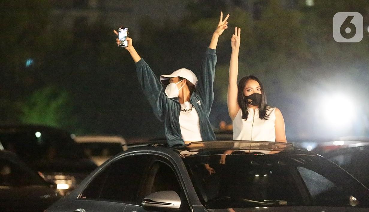 Dua wanita berada di dalam mobil menyaksikan penampilan Kahitna dalam konser New Live Experience 2020 di Parkir Barat JIExpo Kemayoran, Jakarta, Sabtu (29/8/2020). Pertunjukan diawali dengan lagu Padamu Negeri ini disambut para Soulmate, sebutan bagi penggemar Kahitna. (Fimela.com/Bambang E.Ros)