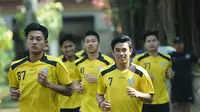 Para penggawa Arema Cronus melakukan latihan ringan beberapa jam sebelum pertandingan melawan Sriwijaya FC di Stadion Manahan, Solo, Minggu (11/10/2015). (Bola.com/Kevin Setiawan)