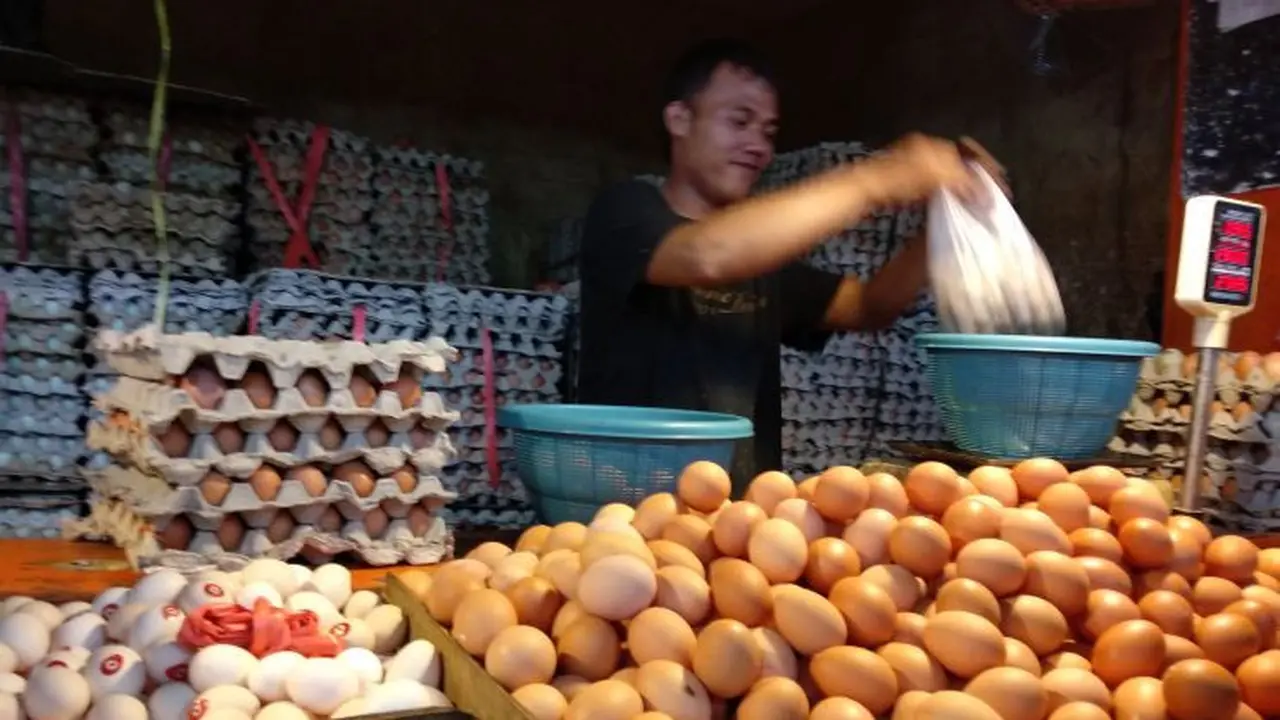 Miftah, pedagang telur di Pasar Kebayoran Lama, Jakarta, Jumat (16/3/2018).