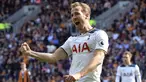Striker Tottenham Hotspur, Harry Kane, melakukan selebrasi usai mencetak gol ke gawang Hull City di Stadion KCOM, Minggu (21/05/2017). Harry Kane menjadi top skorer Premier League setelah mencetak 29 gol. (AP/Danny Lawson)