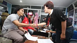 Personel Grup Band Slank, Kaka saat akan menjalani tes HIV di Jakarta, Selasa (8/12). Kegiatan tersebut diadakan sebagai bentuk kepedulian Slank bersama Slankers dalam peringatan hari AIDS sedunia. (Liputan6.com/Immanuel Antonius)