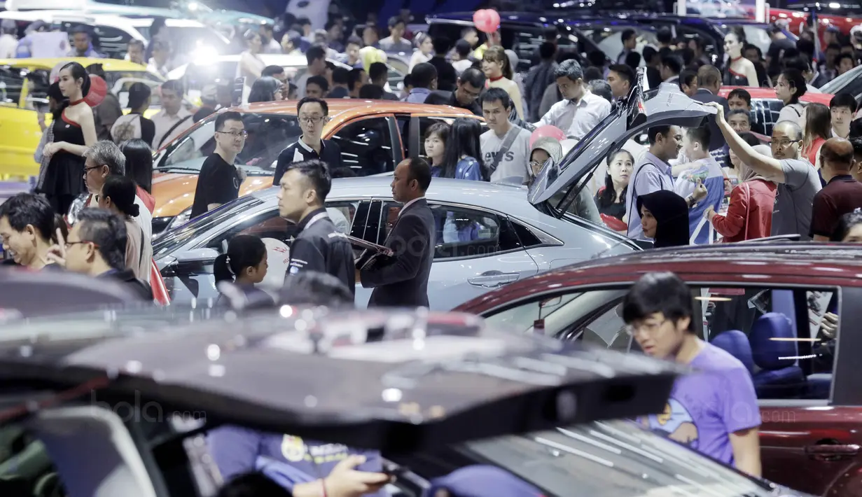 Sejumlah pengunjung memadati pameran otomotif GIIAS 2017 di ICE BSD, Tangerang, (19/8/2017). Pameran otomotif terbesar se-Asia Tenggara tersebut menampilkan 30 merek mobil dan produk otomotif lainnya. (Bola.com/M iqbal Ichsan)