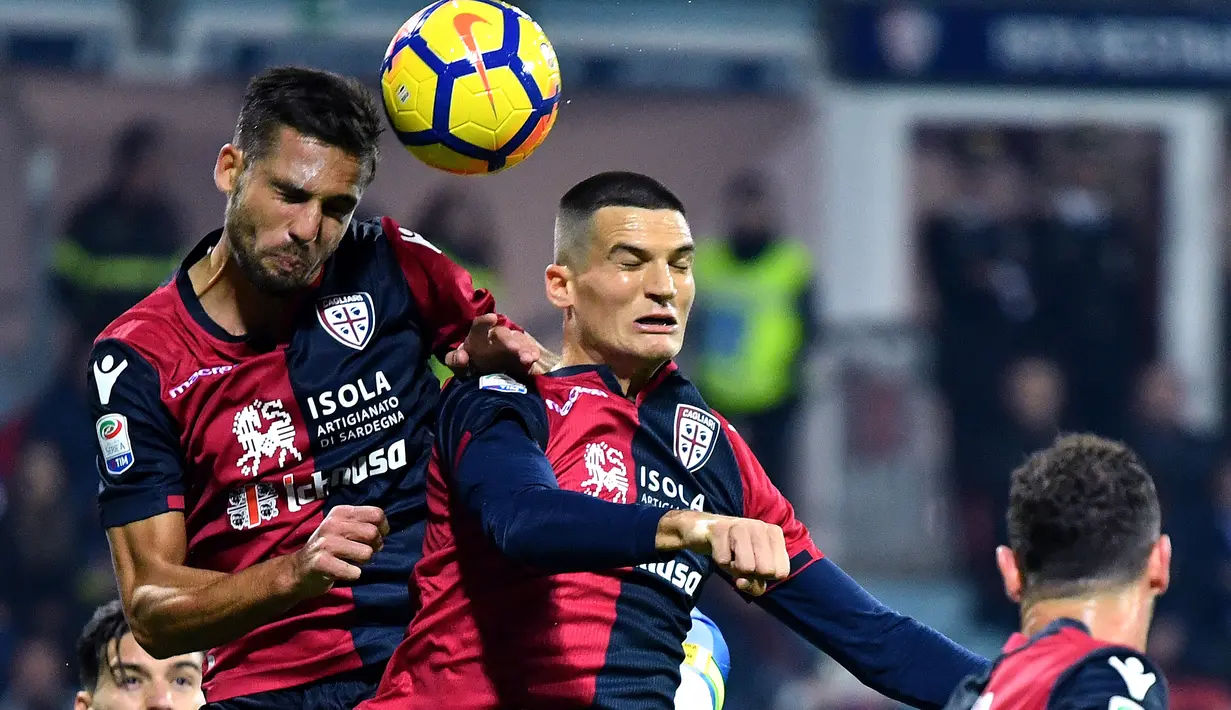 Pemain Cagliari, Leonardo Pavoletti (kiri) berusaha mencetak gol ke gawang Inter Milan pada lanjutan Serie A di Sardegna Arena Stadium, Cagliari, (25/11/2017). Inter Menang 3-1. (AFP/Alberto Pizzoli)