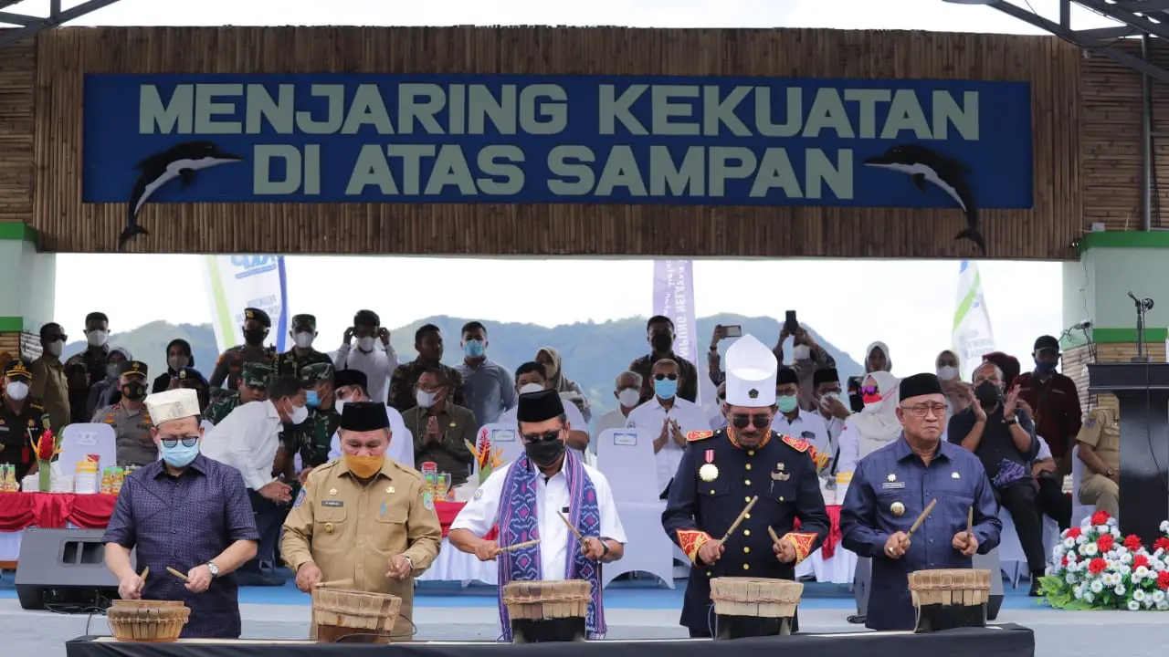 Menteri Trenggono dalam kunjungan kerja di Kampung Nelayan Maju Tomalou, Kota Tidore Kepulauan, Provinsi Maluku Utara, Senin (7/3/2022). (Dok. KKP/Liputan6.com)