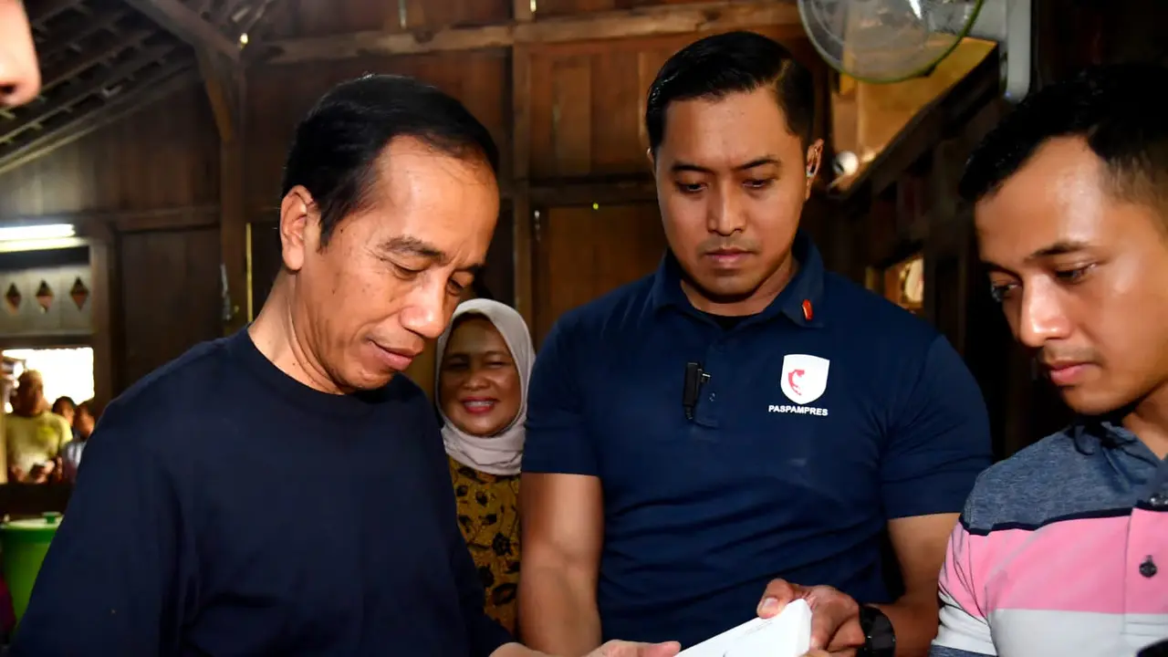 Presiden Joko Widodo (Jokowi) dan Ibu Negara Iriana menikmati waktu akhir pekan pada Sabtu, 3 Juni 2023, dengan mengunjungi Warung Kopi Klotok yang ada di Jalan Kaliurang, Kabupaten Sleman, Yogyakarta. (Sekretariat Presiden)