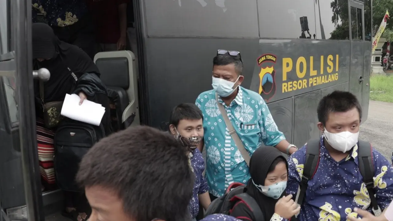 Luncurkan Si Gercep, Polres Pemalang antar jemput siswa SLB untuk vaksinasi Covid-19. (Foto: Liputan6.com/Humas Polres Pemalang)