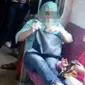 Seorang penumpang yang duduk selonjor di bangku KRL viral di media sosial. (Istimewa)