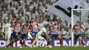 Gelandang Real Madrid, Luka Modric, berusaha melewati kepungan pemain Atletico Madrid pada laga La liga di Stadion Santiago Bernabeu, Madrid, Sabtu (29/9/2018). Kedua klub bermain imbang 0-0. (AFP/Oscar Del Pozo)