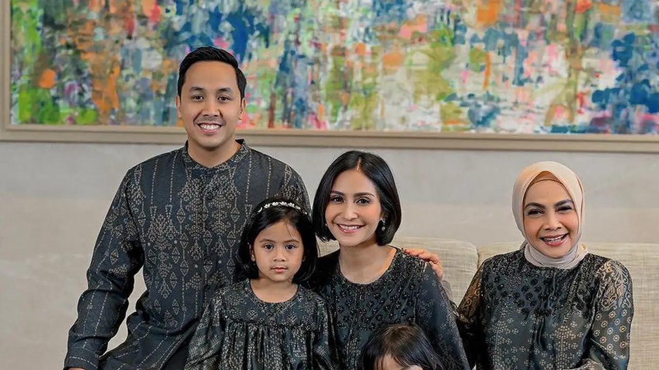 Sederet artis ini mengenakan busana sarimbit atau serasi dengan keluarga