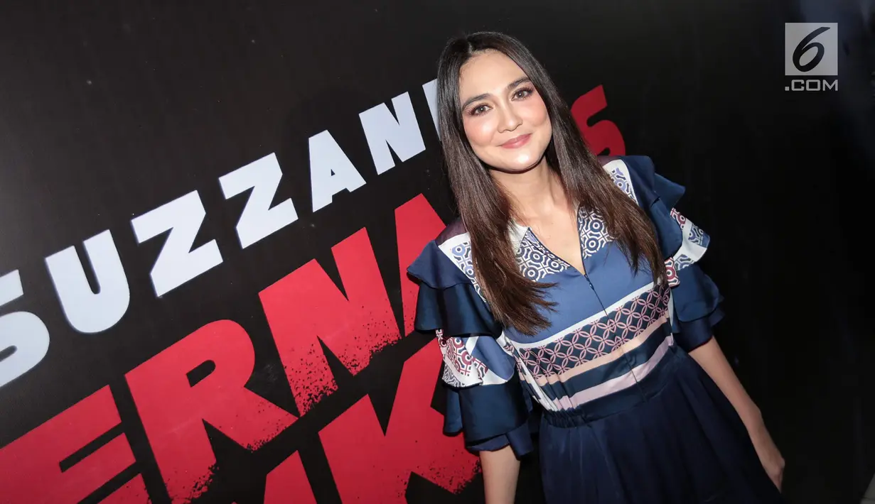 Aktris Luna Maya berpose saat konferensi pers film terbarunya Suzzana: Bernapas dalam kubur di Jakarta, Senin (24/9). Secara resmi, rumah produksi Soraya Intercine Films memperkenalkan Luna Maya sebagai pemeran Suzzanna.  (Liputan6.com/Faizal Fanani)