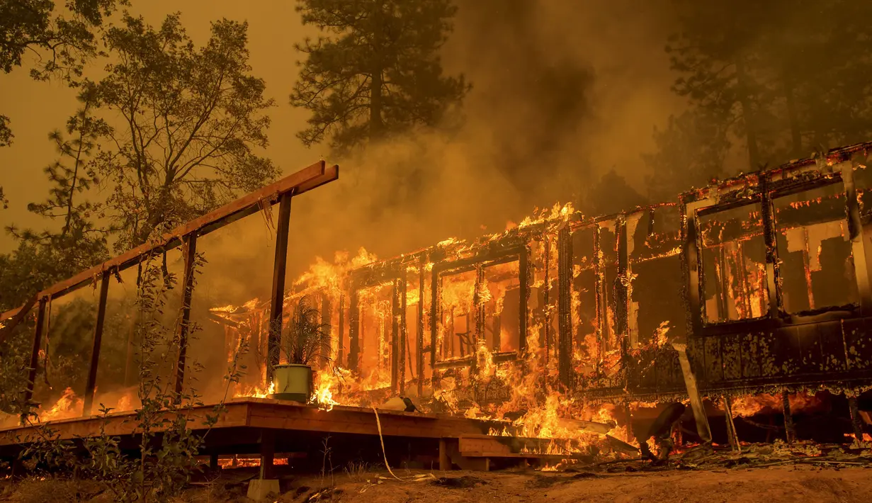 Sebuah rumah hancur terbakar saat kebakaran yang terjadi di dekat Mountain Ranch , Kalifornia, Amerika Serikat, Jumat (11/9/2015). Gubernur Kalifornia, Jerry Brown mengumumkan keadaan darurat untuk wilayah Amador dan Calaveras. (REUTERS/Noah Berger)