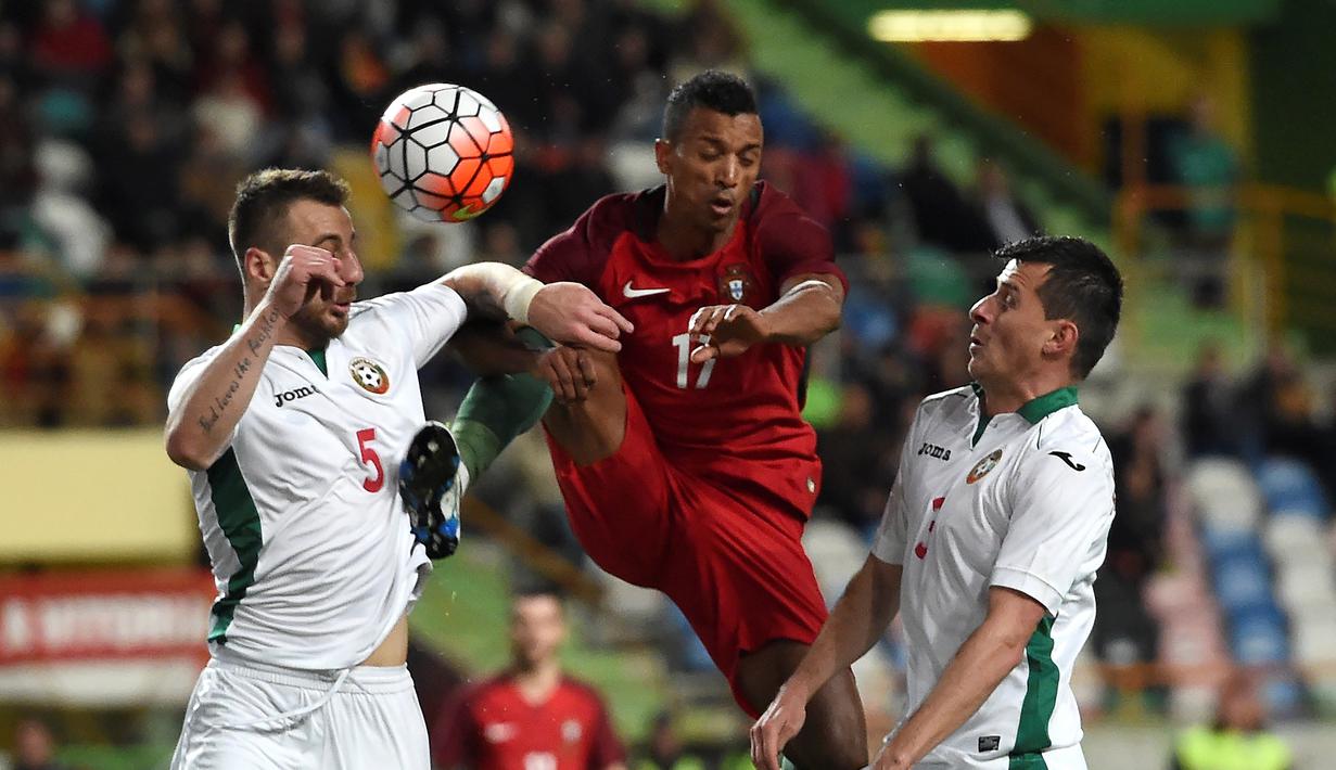 Pemain Portugal, Luis Nani (tengah), dihadang pemain Bulgaria dalam pertandingan persahabatan di Stadion Magalhaes Pessoa, Leiria, Portugal, (25/3/2016). (AFP/Francisco Leong)