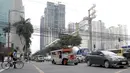 Sebuah mobil Jeepney melintas di antara kemacetan yang terjadi di Manila, Filipina, Jumat (22/11). Jeepney merupakan transportasi umum paling populer dan sudah menjadi ikon di Filipina. (Bola.com/M Iqbal Ichsan)