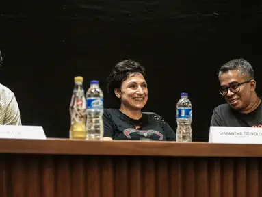 CEO Bookmyshow Sudir Syahl, Promotor Third Eye Management Samantha Tzovolos, dan perwakilan promotor Adib Hidayat memberikan keterangan jelang konser grup band Guns N’ Roses (GNR) di stadion GBK, Jakarta, Selasa (6/11). (Liputan6.com/Faizal Fanani)