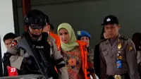 Gubernur Bengkulu non aktif Ridwan Mukti dan istrinya Lily Martiani Maddari dipindahkan lokasi penahanan oleh KPK dari Mapolda Bengkulu ke Rutan Malabero dan Lapas Bentiring (Liputan6.com/Yuliardi Hardjo)