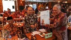 Prof Soekirman secara simbolis memberikan buku kepada Gus Solahudin Wahid pada peluncuran buku Gizi Pembangunan di Jakarta, Sabtu (01/10). Buku tersebut berisi kumpulan tuisan Soekirman dari IPB selama tahun 1962-2015. (Liputan6.com/Fery Pradolo)