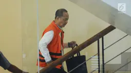 Mantan Kepala BPPN Syafruddin Arsyad Temenggung bersiap menjalani pemeriksaan perdana di Gedung KPK Jakarta, Rabu (27/12/2017). Ia diperiksa terkait dugaan korupsi pemberian SKL pemegang saham pengendali BDNI tahun 2004. (Liputan6.com/Helmi Fithriansyah)