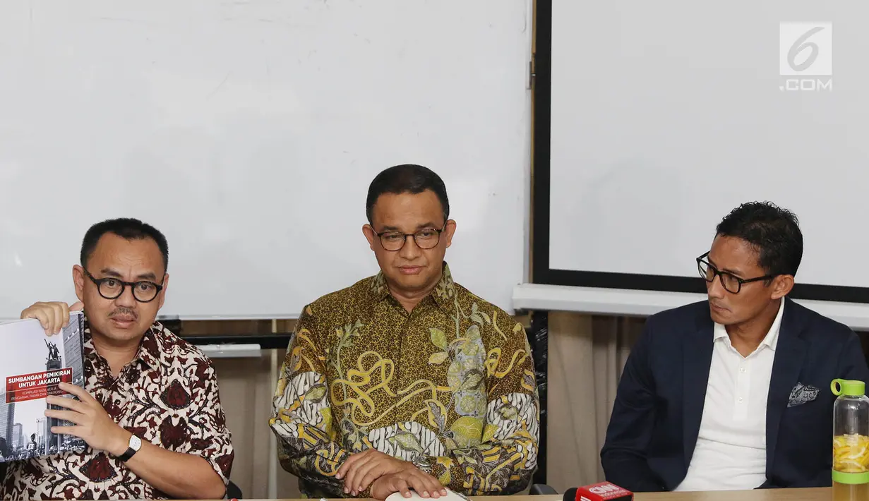 Ketua Tim Sinkronisasi Anies-Sandi, Sudirman Said menunjukkan hasil kerja tim sinkronisasi seusai diserahkan di Jakarta, Jumat (13/10). Hasil kerja itu dirangkum dalam buku yang berjudul "Sumbangan Pemikiran Untuk Jakarta".(Liputan6.com/Immanuel Antonius)