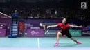 Tunggal putri Indonesia, Fitriani mengembalikan kok ke arah pemain India, Saina Nehwal di babak 16 besar Bulutangkis Tunggal Putri Asian Games 2018 di Istora Kompleks GBK, Sabtu (25/8). Fitriani menyerah 6-21, 14-21. (Liputan6.com/Helmi Fithriansyah)